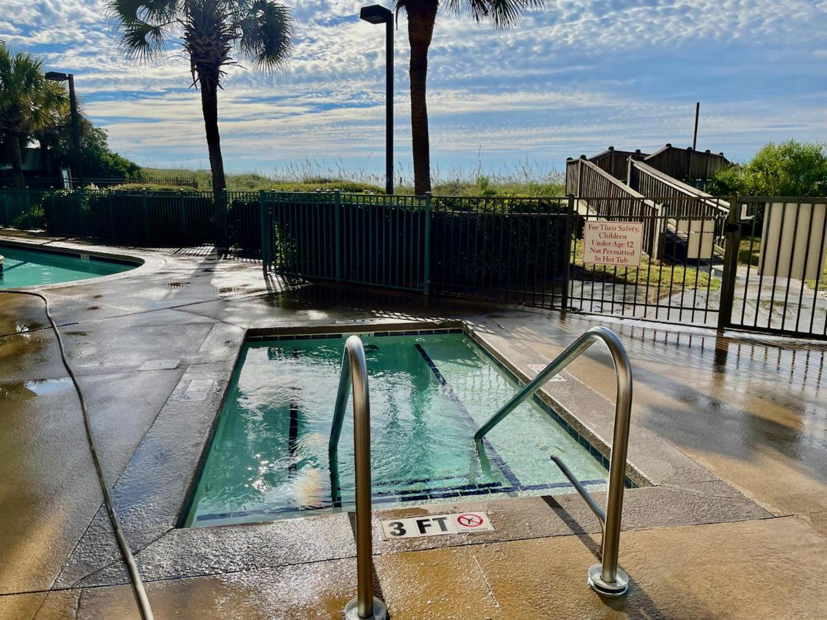 Oceanview Condo With Pool, Hot Tub, Balcony, Right On The Beach Myrtle Beach Esterno foto